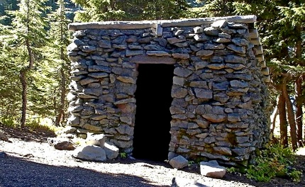Stone storm shelter at Cairn Basin